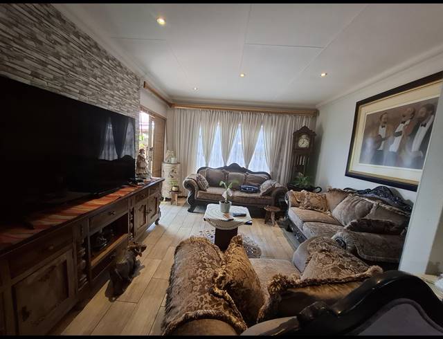 4 BEDROOM TOWNHOUSE FOR SALE IN DAL FOUCHE